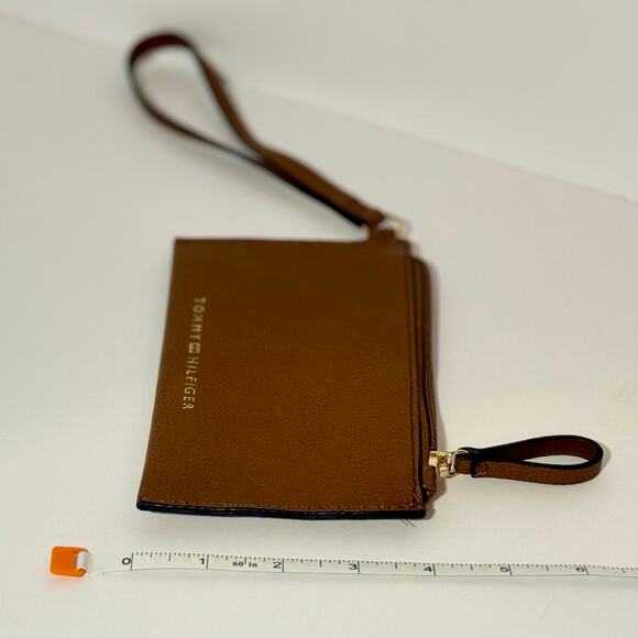 🍄‍🟫 Tommy Hilfiger Brown Leather Wristlet • Stadium Approved • Zip Wallet Women - Picture 3 of 5
